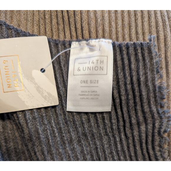 14th & Union Oversized Reversible Scarf - Picture 3 of 8